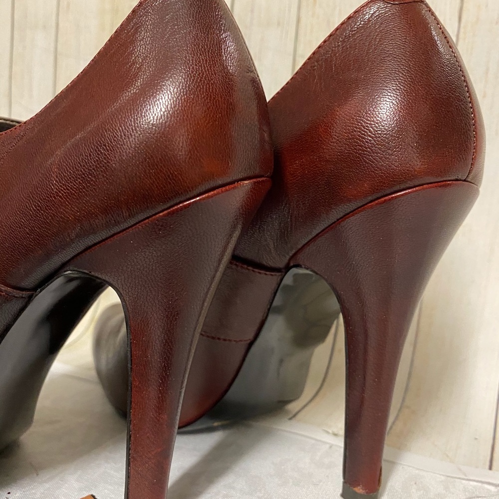 Woman’s Shoes - Picture 5 of 8